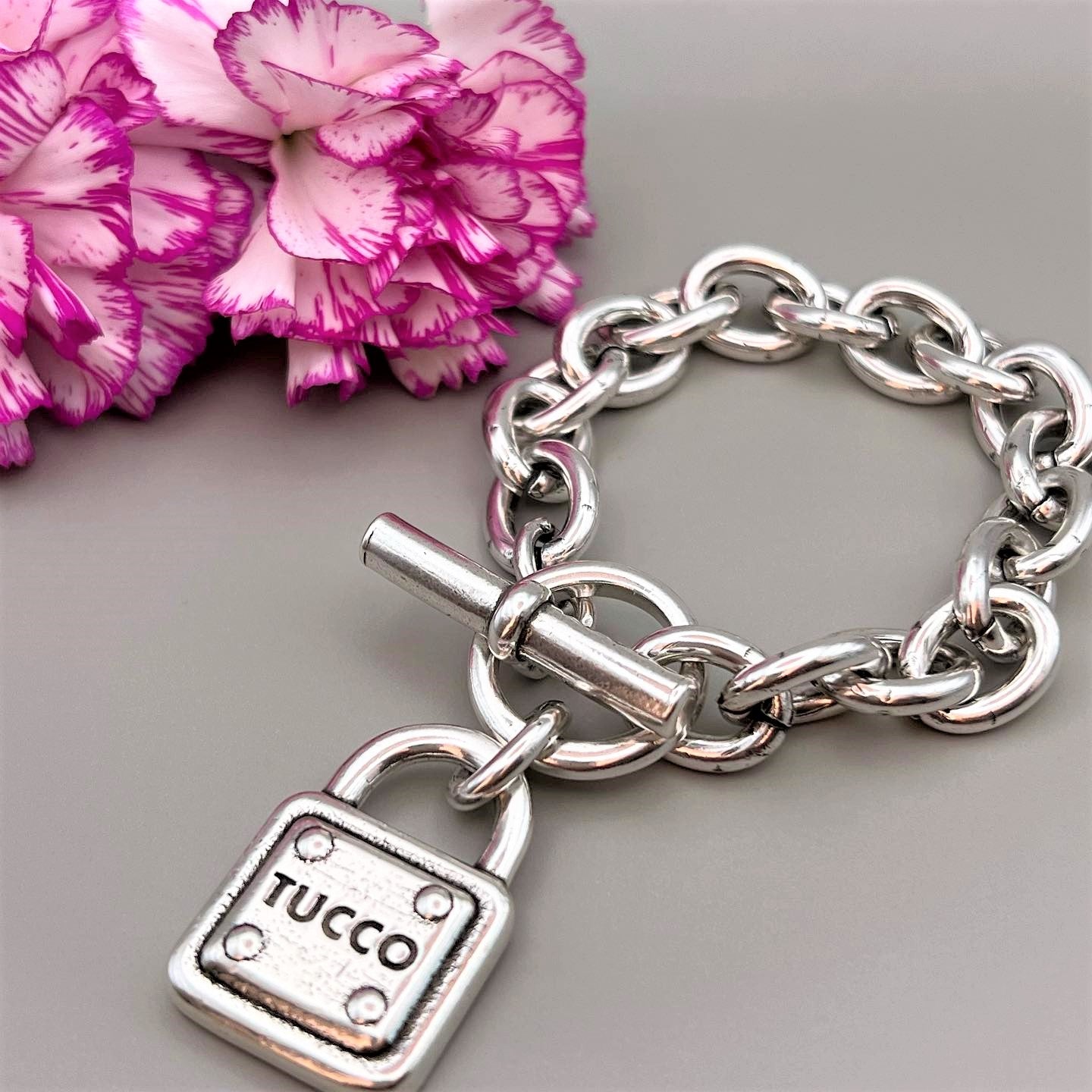 "Closed" Bracelet